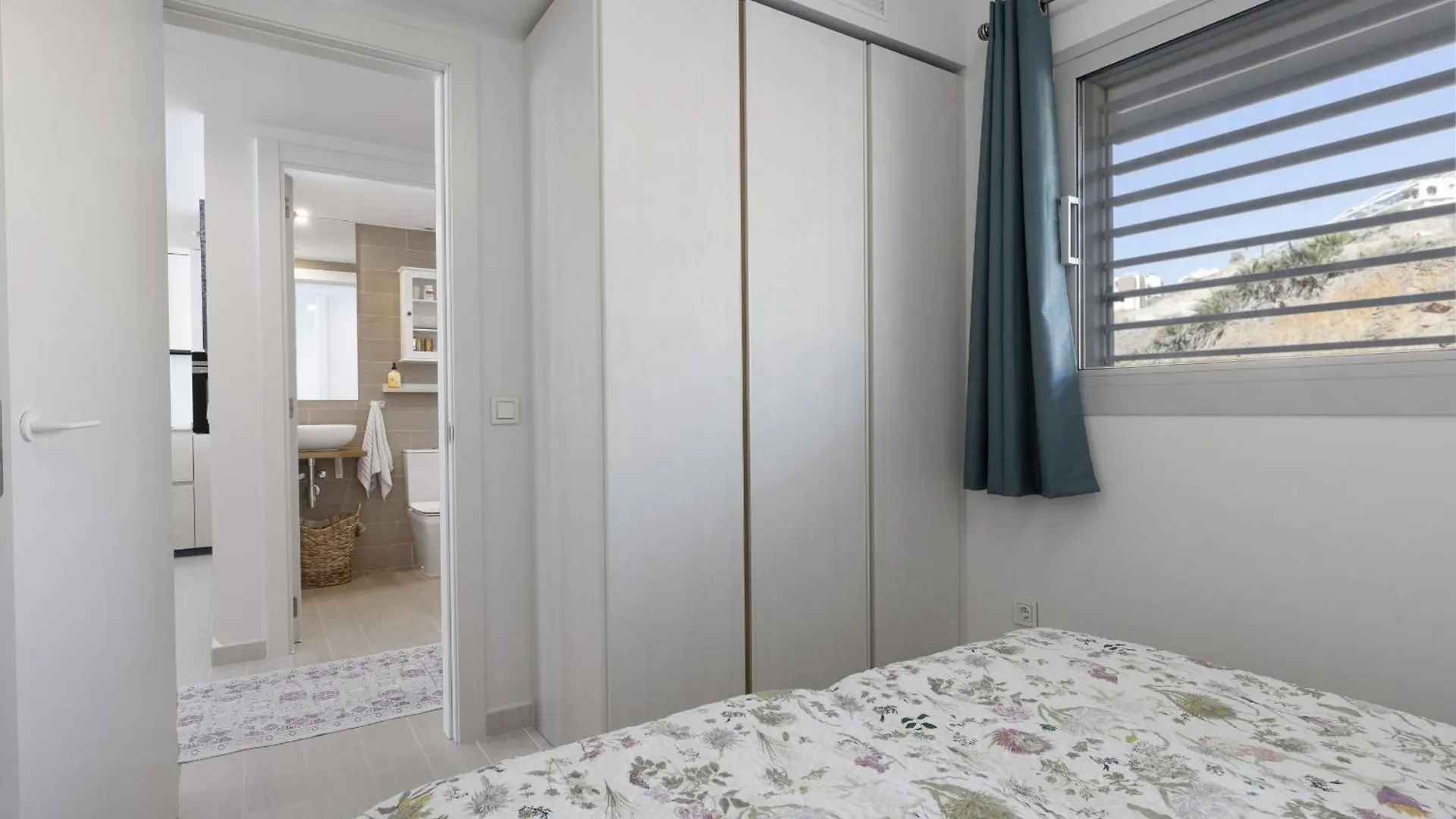 Stunning Seaside Apartment In Carvajal Beach Fuengirola Španělsko
