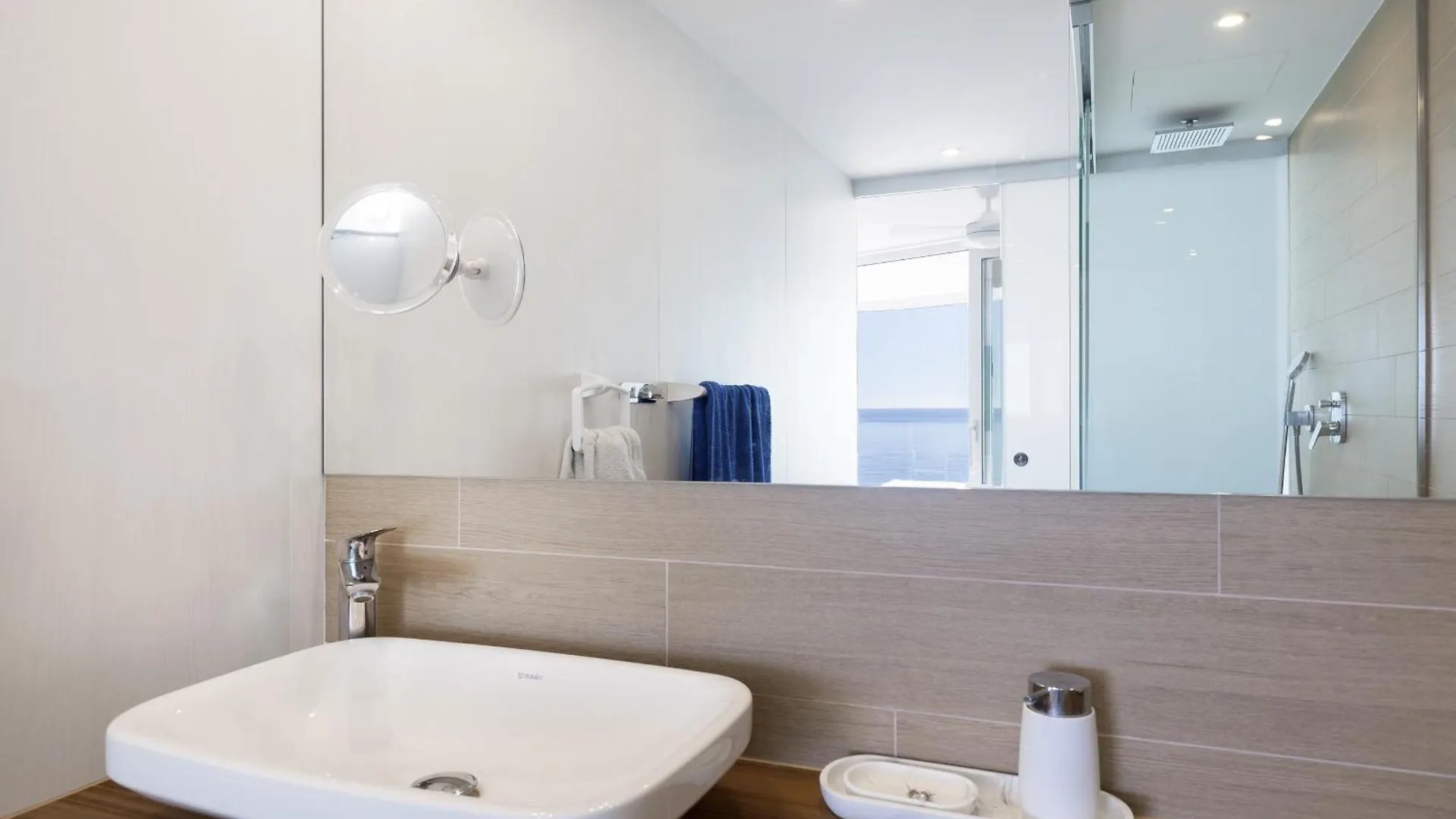 Stunning Seaside Apartment In Carvajal Beach Fuengirola