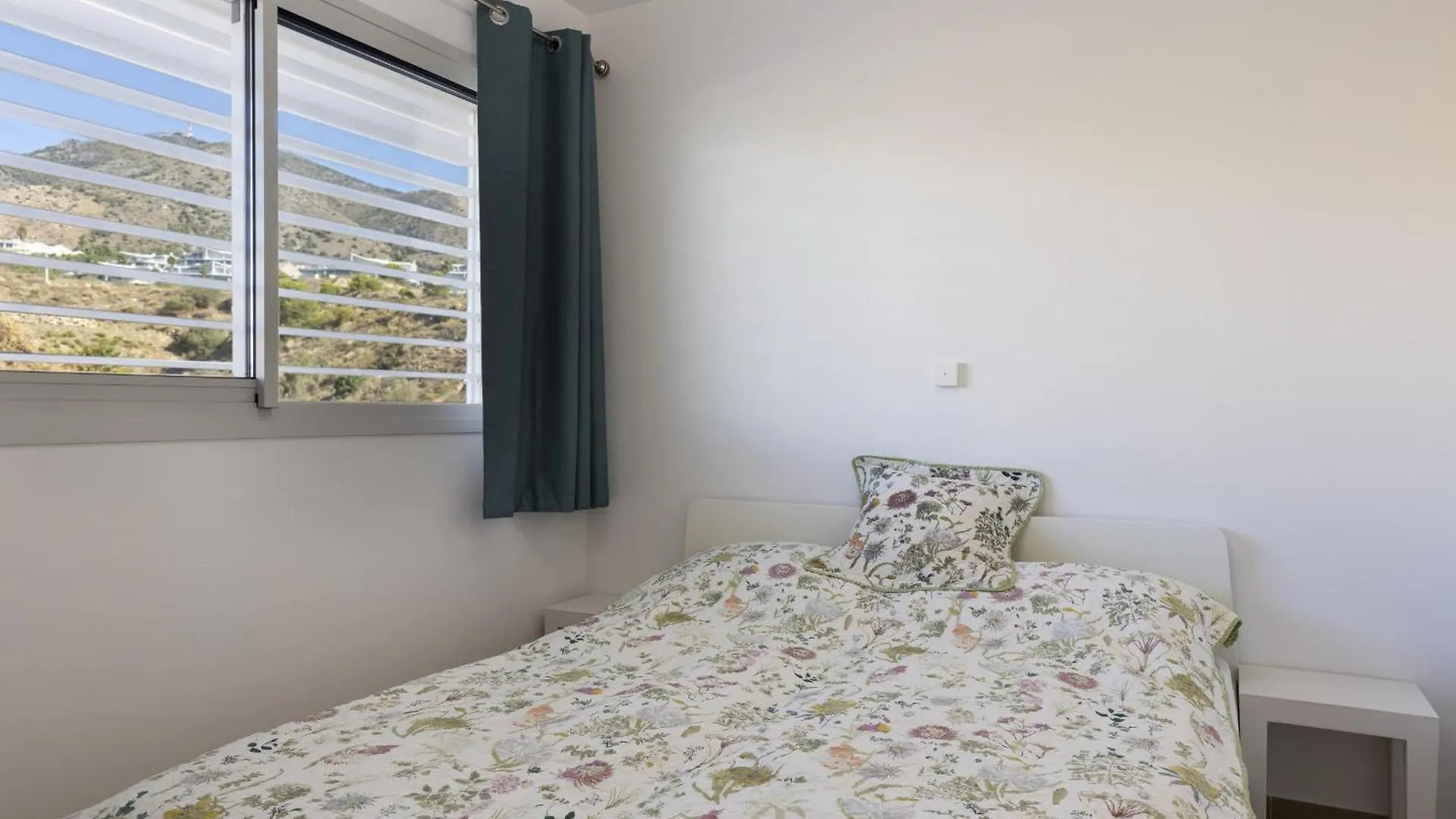 Stunning Seaside Apartment In Carvajal Beach فوينخيرولا