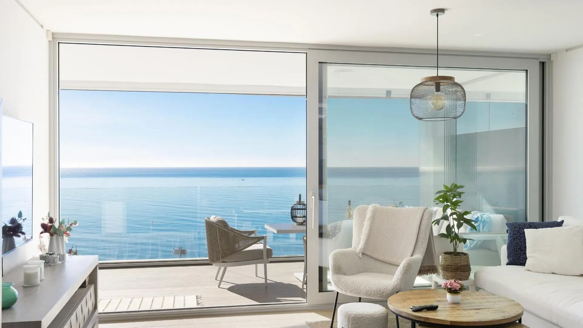 Stunning Seaside Apartment In Carvajal Beach Fuengirola