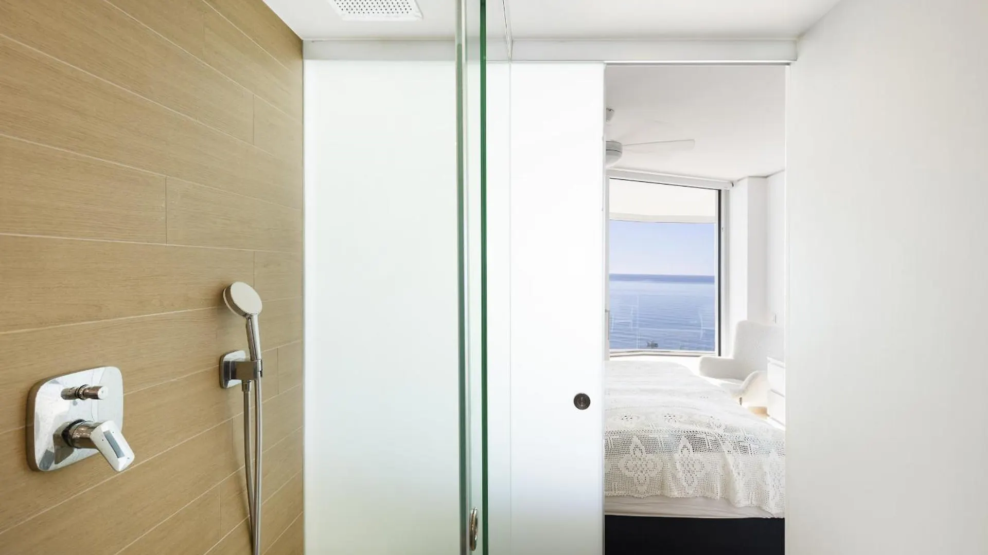 Stunning Seaside Apartment In Carvajal Beach Fuengirola 0*,  Španělsko